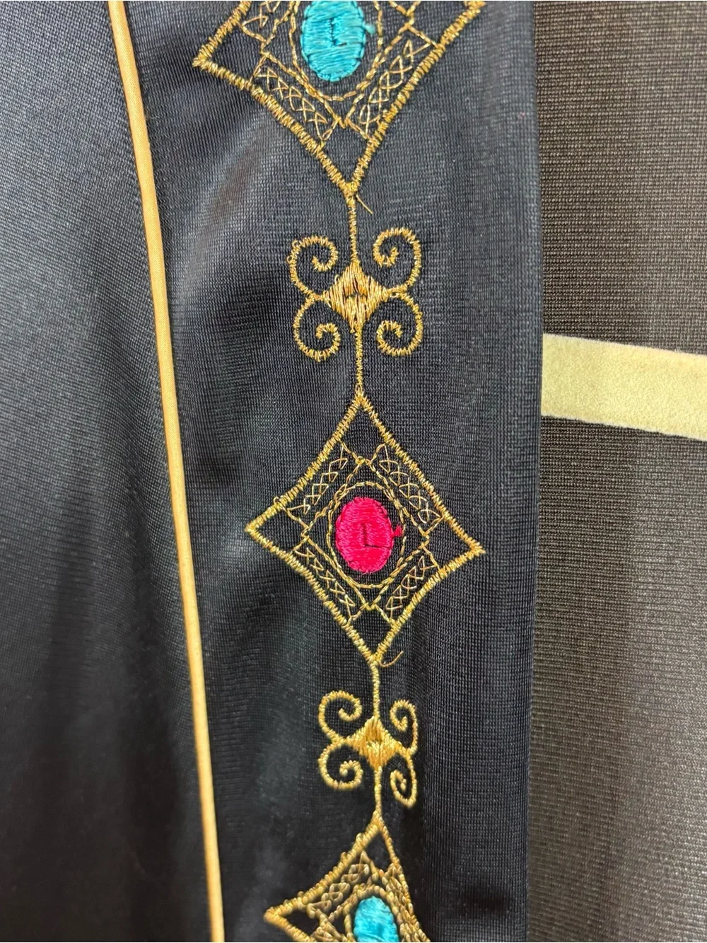 RARE Vintage 1970’s‎ Vanity Fair Black Robe w/Embroidered Detail Size Small